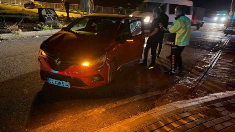 Otomobil ile hafif ticari araç çarpıştı; 4 yaralı