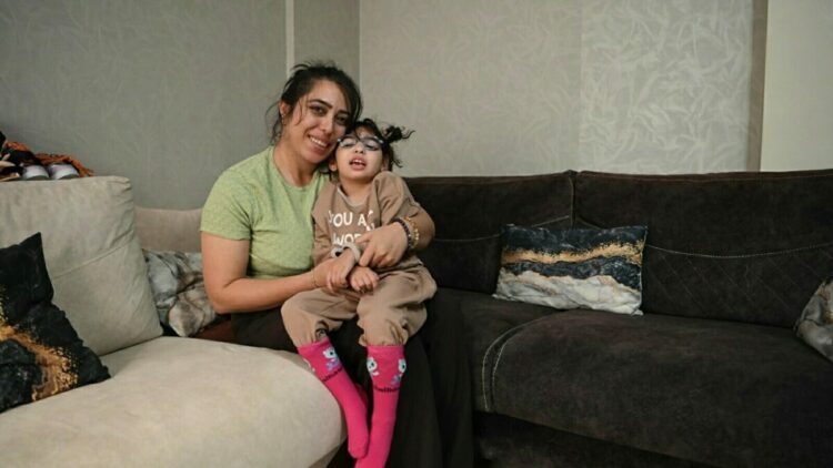 Serebral palsili Ekinsu’nun yürüyebilmesi için kampanya