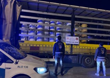 İzmir'de kaçak tütün operasyonu; 125,4 milyon TL'lik eşya ele geçirildi