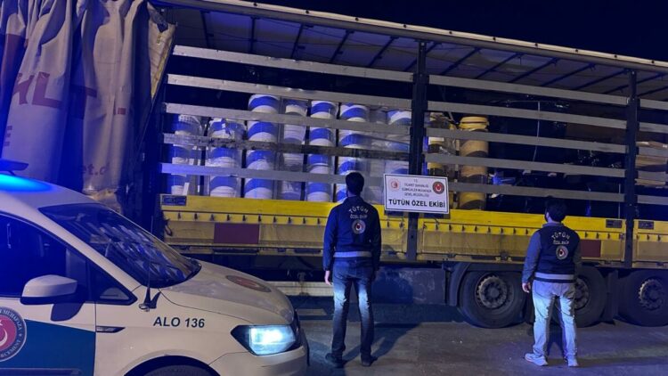 İzmir'de kaçak tütün operasyonu; 125,4 milyon TL'lik eşya ele geçirildi