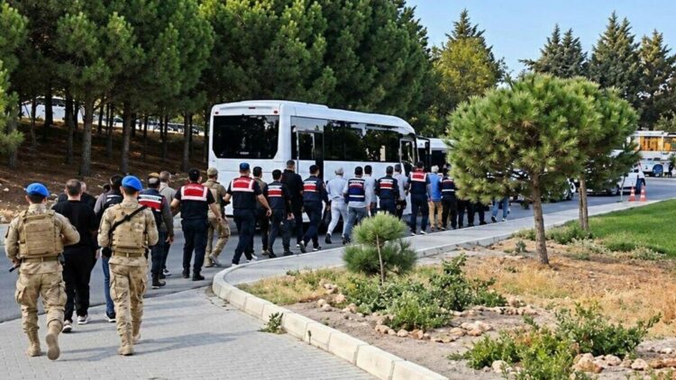 Çeşme Belediyesi'ne operasyonda şüpheliler adliyede