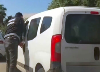 Polisin takibe alıp durdurduğu hafif ticari araçtan 9 kilo skunk çıktı