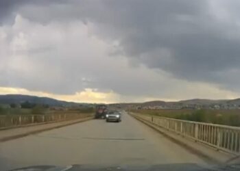 Hatalı sollama yapan sürücünün kazadan kıl payı kurtulduğu anlar kamerada