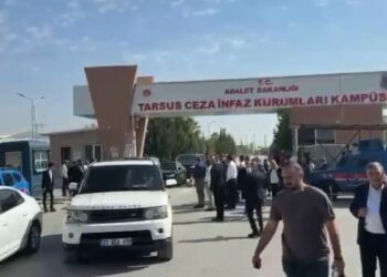 Özgür Özel, Vahap Seçer’i cezaevinde ziyaret etti