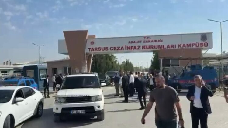 Özgür Özel, Vahap Seçer’i cezaevinde ziyaret etti