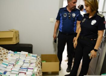 İş yerinde çok sayıda botoks ve gebelik önleyici kaçak ilaçlar ele geçirildi
