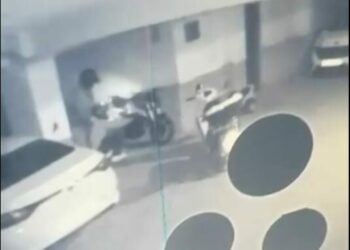 2 şüphelinin motosikletten parça çaldıkları anlar kamerada