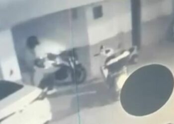 2 şüphelinin motosikletten parça çaldıkları anlar kamerada