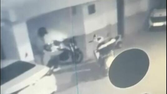 2 şüphelinin motosikletten parça çaldıkları anlar kamerada
