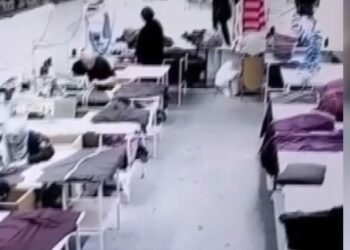 Zeytinburnu'nda yıkım sırasında kopan beton parçası atölyenin duvarını deldi