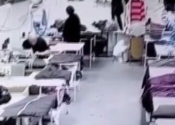 Zeytinburnu'nda yıkım sırasında kopan beton parçası atölyenin duvarını deldi