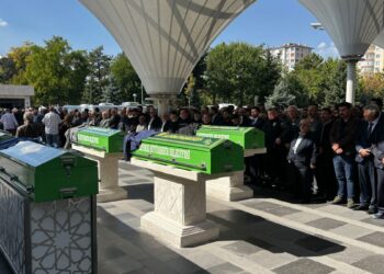 Otomobillerin çarpıştığı kazada ölen 3 kişi toprağa verildi