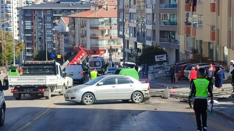 Freni boşalan kamyonet, park halindeki 3 araca çarptı
