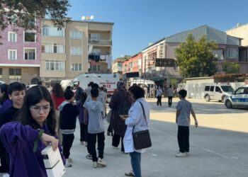 Ortaokulda 12 öğrenci zehirlenme şüphesiyle hastaneye kaldırıldı