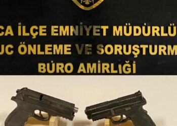 Buca’da çöpler arasında 2 tabanca bulundu: 8 gözaltı