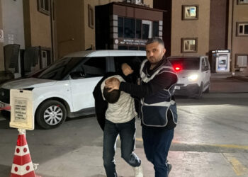 Denizli’de polis kılığında dolandırıcılık yapan şüpheliler Kütahya’da yakalandı