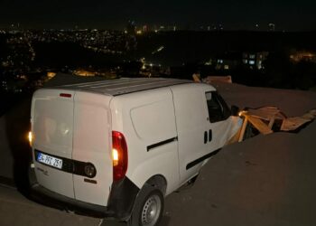 Sarıyer’de yokuşta kayan hafif ticari araç evin çatısına uçtu: 1 yaralı