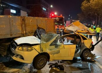 Beyoğlu'nda otomobil, taksiye çarpıp kamyonetin altına girdi: 3 yaralı