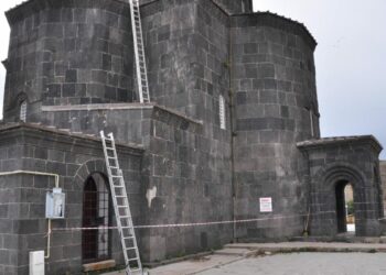 Kars’ta tarihi Kümbet Camisi’nde restorasyon çalışması başladı