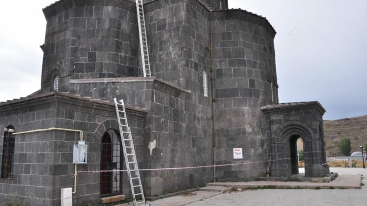 Kars’ta tarihi Kümbet Camisi’nde restorasyon çalışması başladı
