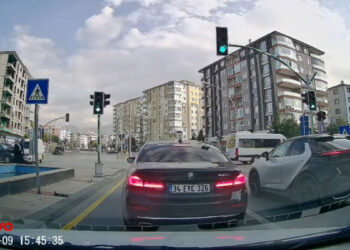 Kamyonetle otomobil çarpıştı; 2 yaya savrulan araçlardan son anda kurtuldu