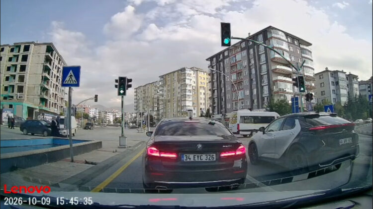 Kamyonetle otomobil çarpıştı; 2 yaya savrulan araçlardan son anda kurtuldu