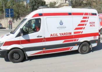 Sultangazi'de İETT otobüsü duvara çarptı; 4 yaralı (Geniş haber- aktüel görüntü)