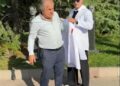60 yaşındaki tıp öğrencisine önlüğünü oğlu giydirdi