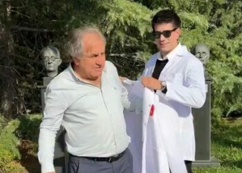 60 yaşındaki tıp öğrencisine önlüğünü oğlu giydirdi