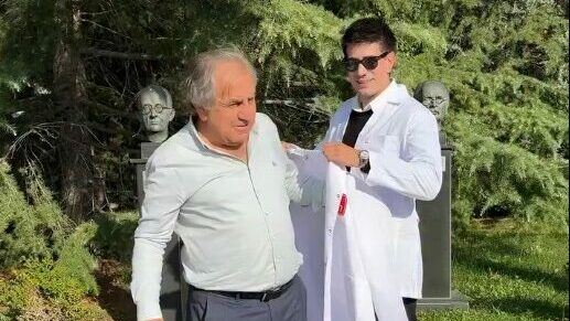 60 yaşındaki tıp öğrencisine önlüğünü oğlu giydirdi
