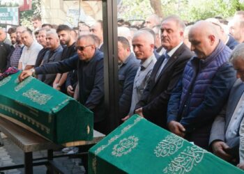 Maltepe’de çöken binada hayatını kaybeden kardeşler son yolculuğuna uğurlandı / Aktüel görüntüyle geniş haber