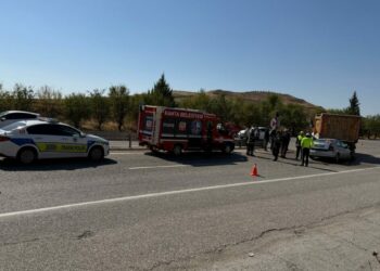 Otomobil, hafriyat kamyonuna arkadan çarptı: 2’si ağır, 3 yaralı