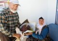 58 yıllık eşine her doğum gününde çiçek yerine üzüm hediye ediyor