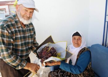 58 yıllık eşine her doğum gününde çiçek yerine üzüm hediye ediyor