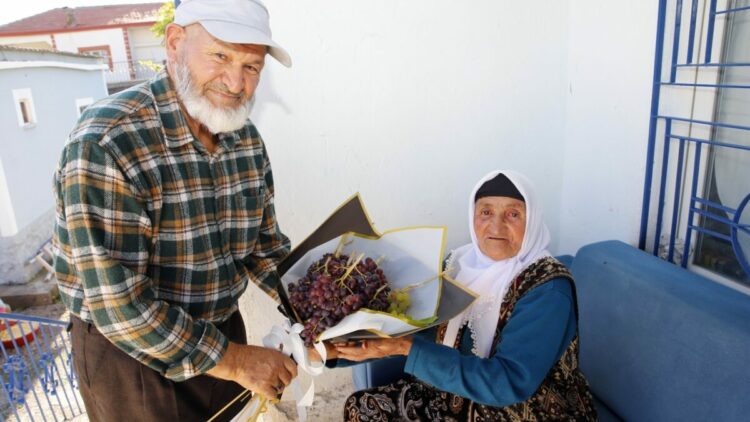 58 yıllık eşine her doğum gününde çiçek yerine üzüm hediye ediyor