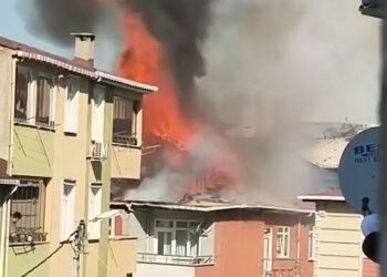 Sultanbeyli’de 3 katlı binanın çatısı alev alev yandı