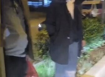 Esenyurt'ta durakta kalan yolcular, servisi biten İETT otobüsünün önünü kesti