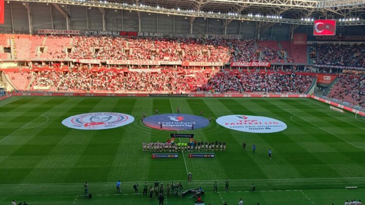 Samsunspor-Trabzonspor maçı başladı: Karadeniz derbisinde kritik mücadele!