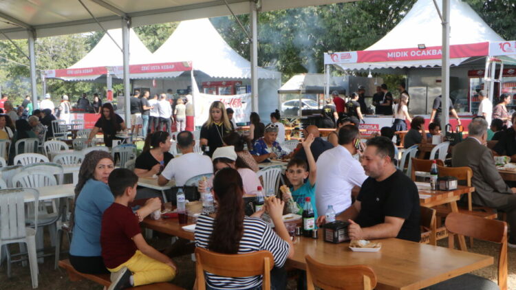 Adana Lezzet Festivali'ne 2'nci gününde yoğun ilgi