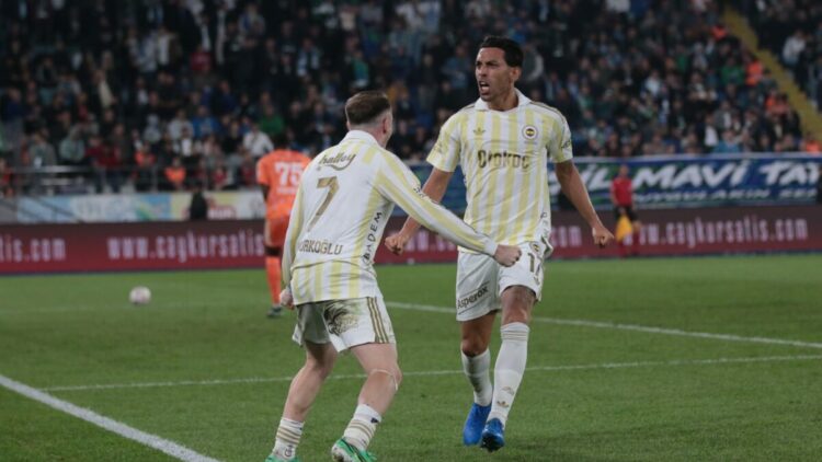 Çaykur Rizespor-Fenerbahçe maç sonucu: Fenerbahçe deplasmanda 3 golle kazandı!