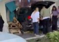 Kadıköy’de otomobil park halindeki araca çarpıp markete girdi: 2 yaralı