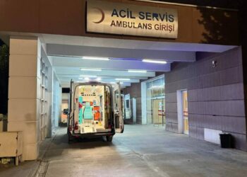İnşaatta demir çubuğun üzerine düşen işçi yaralandı