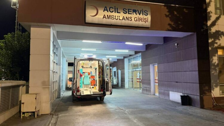 İnşaatta demir çubuğun üzerine düşen işçi yaralandı