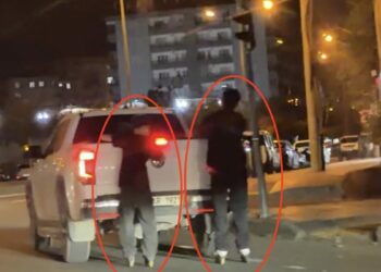 Patenli 2 çocuğun kamyonete tutunarak yolda ilerlediği anlar kamerada