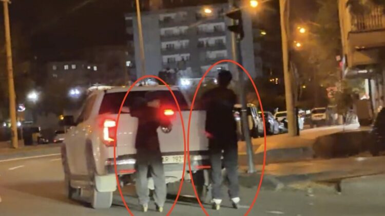 Patenli 2 çocuğun kamyonete tutunarak yolda ilerlediği anlar kamerada