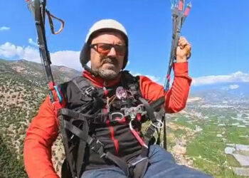 Finike'de keşfedilen doğal rampada ilk yamaç paraşütü uçuşu