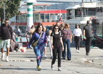 İstanbullular güneşli havanın keyfini çıkardı; kimi yüzdü kimi yürüyüş yaptı