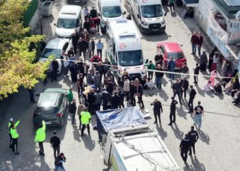Çöp kamyonunun çarptığı 2 çocuk annesi öldü