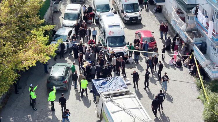 Çöp kamyonunun çarptığı 2 çocuk annesi öldü