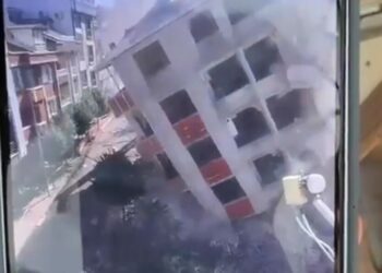 Küçükçekmece'de kentsel döşümdeki 7 katlı bina yıkım sırasında çöktü